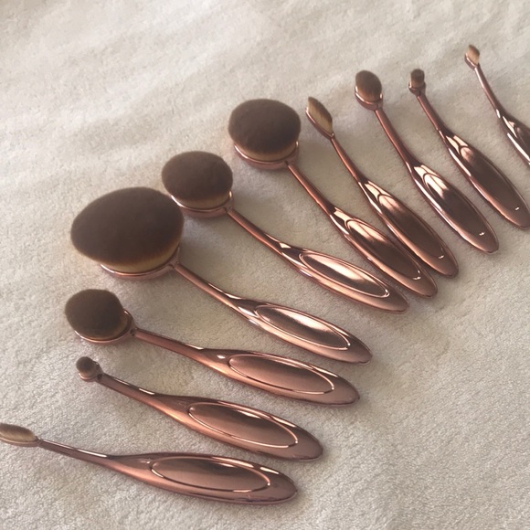 Other - NEW Oval makeup brush set